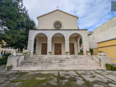 Torniamo all�esterno attraverso una delle due porte di accesso del teatro, che affiancano quella centrale di ingresso alla bianca chiesa...

